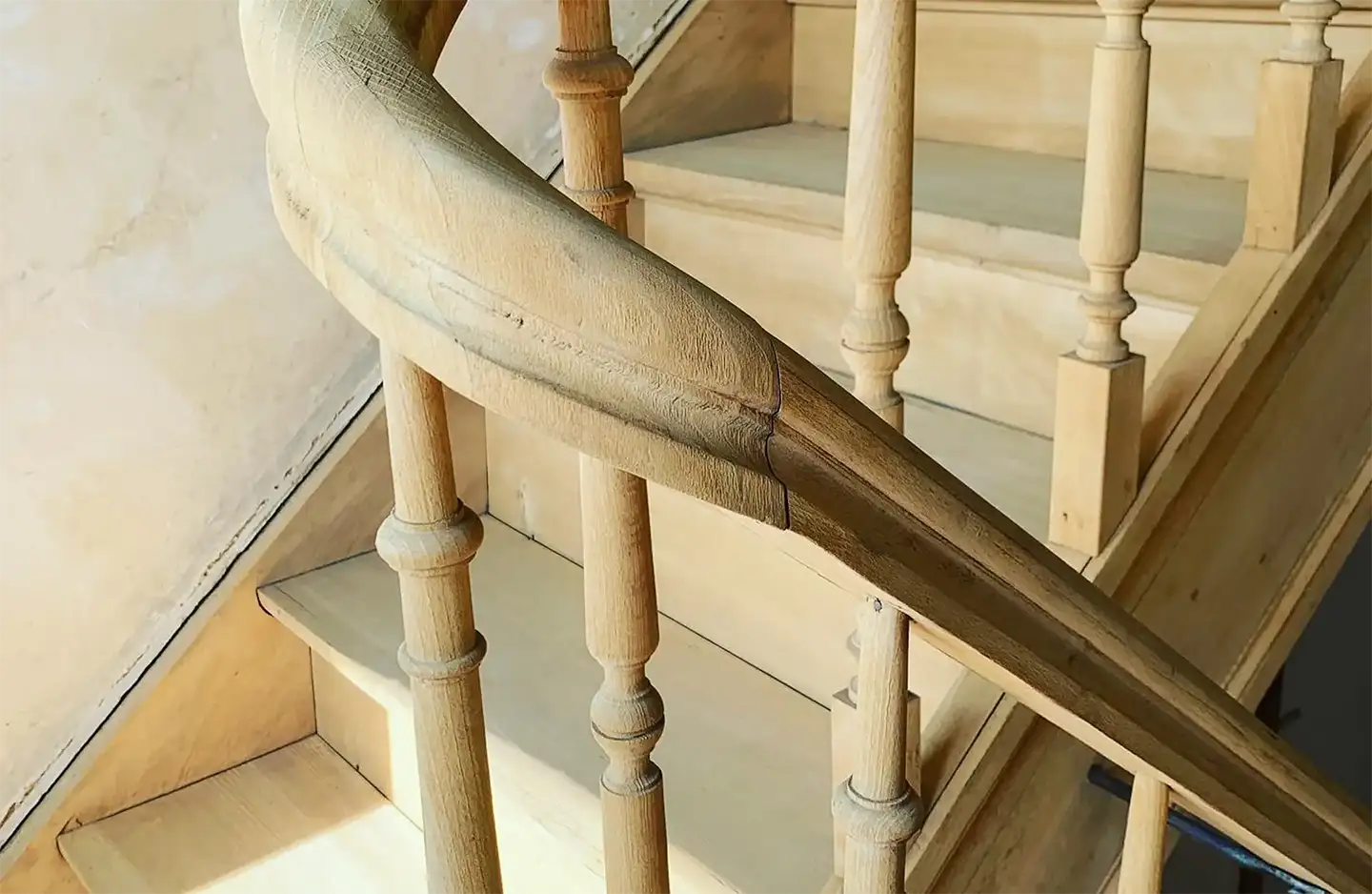 Décaper un escalier en bois par aérogommage ? Guide complet